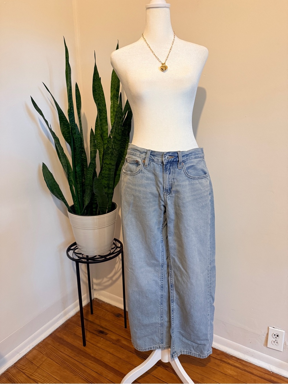 American Eagle | Low-Rise Classic Straight Leg Jeans, Light Tinted Wash